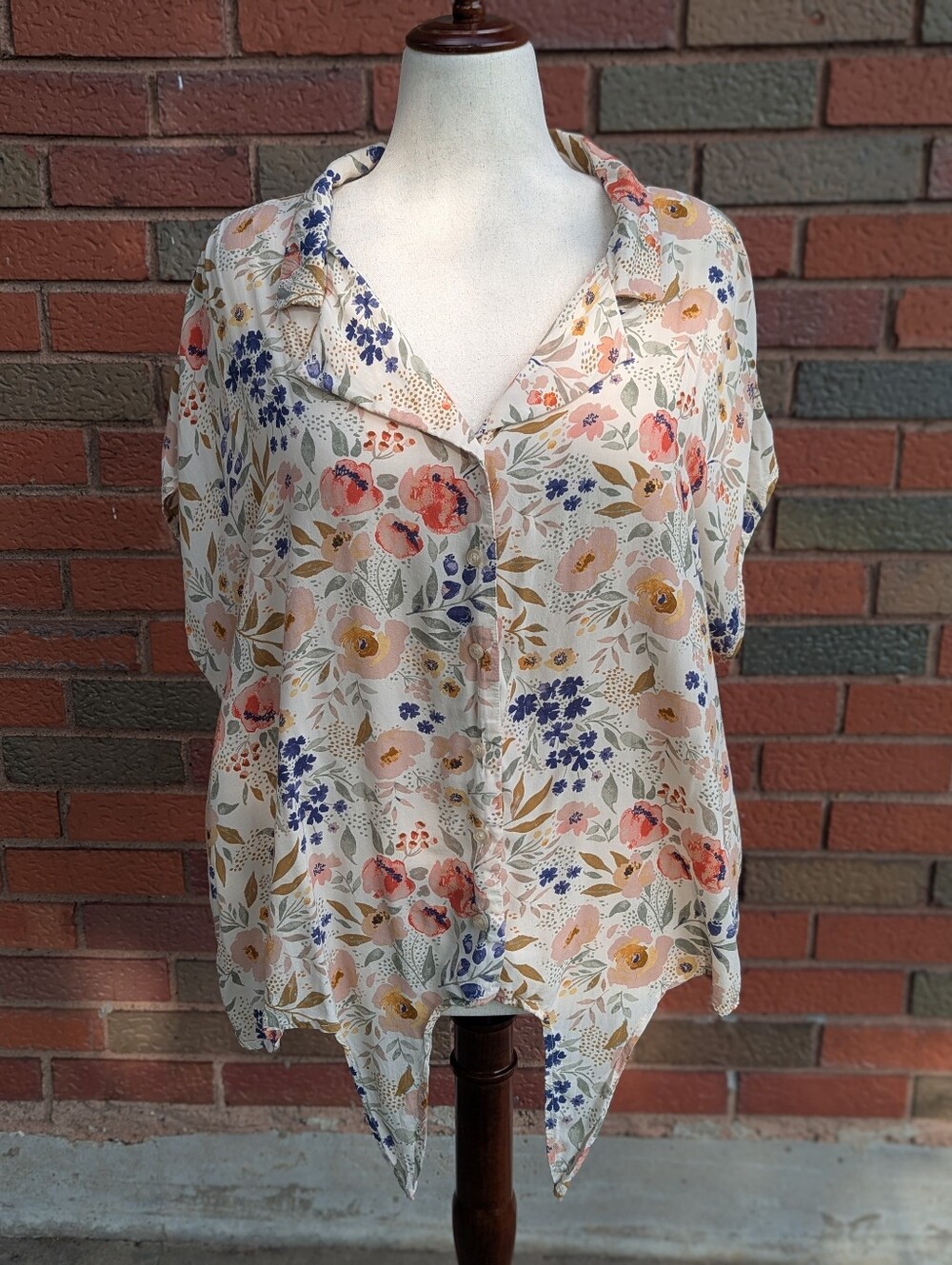 Torrid Floral Button-Front Women's Top in Cream